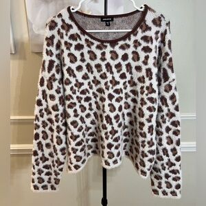 Mittoshop Women’s White & Brown Leopard Print Fuzzy Sweater! Size Medium.